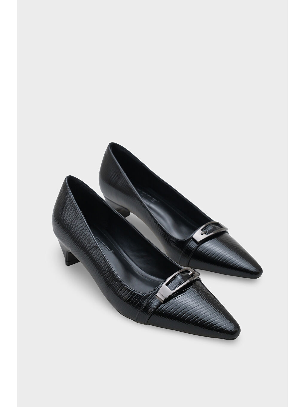 Siyah Jodi Metal Aksesuarlı Kısa Topuklu Kadın Ayakkabı-1