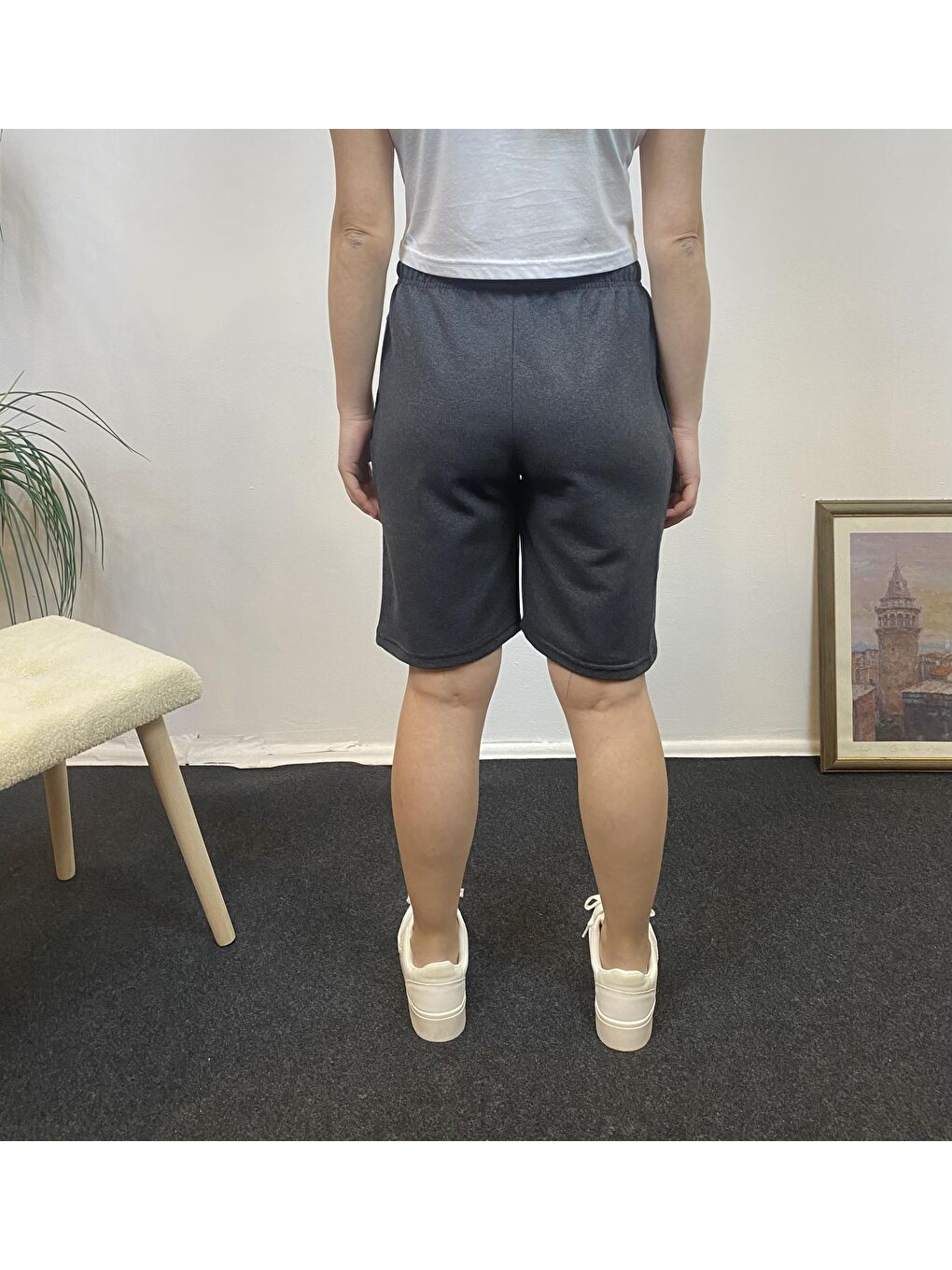 Antrasit Kadın Rahat Kalıp Beli Lastikli Cepli Basklı Şort-1