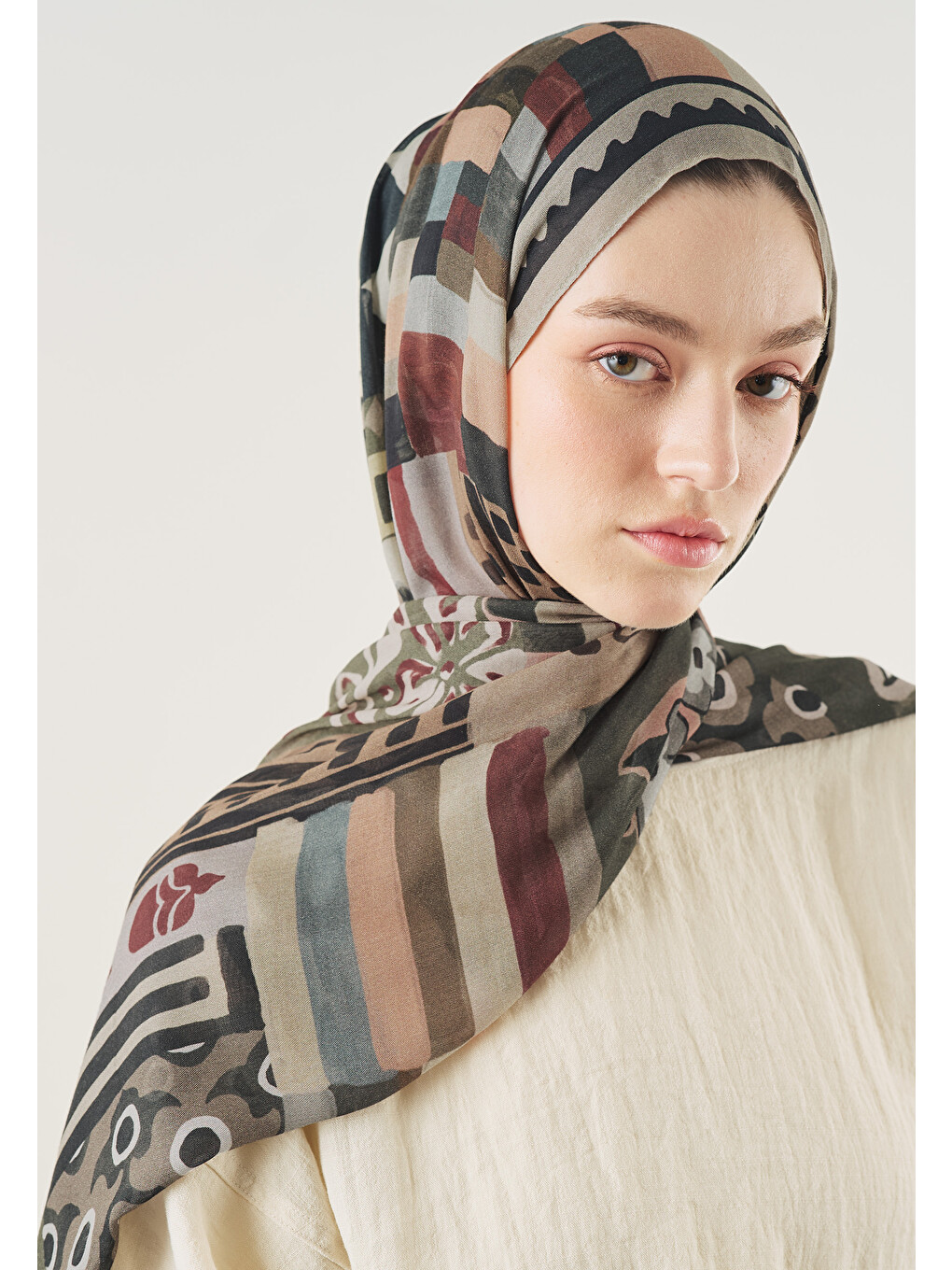 Petra Desen Soft Viskon Şal Siyah-3