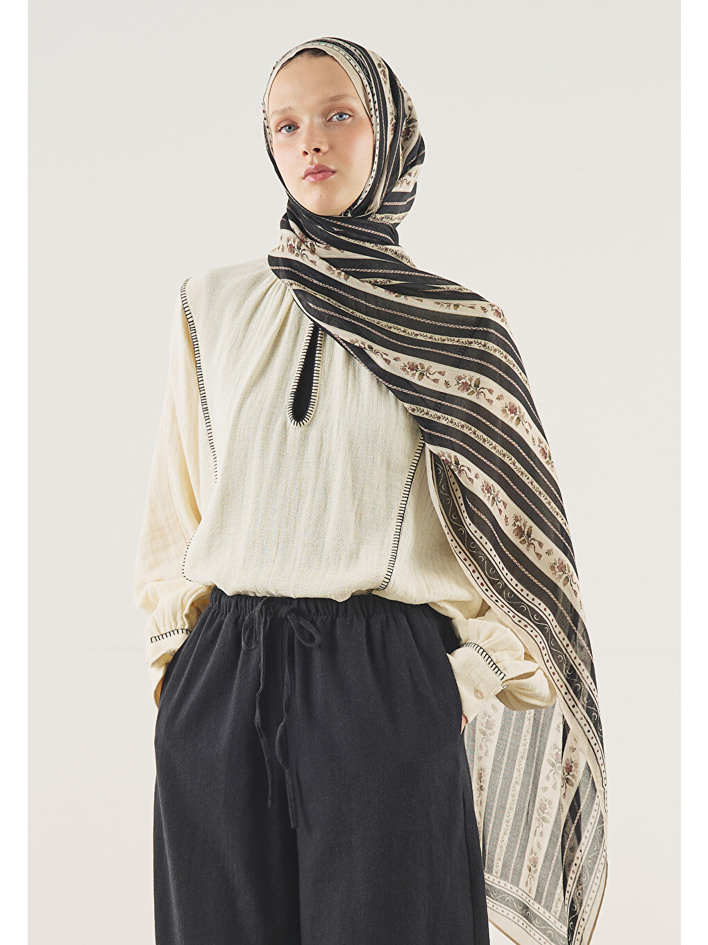 Floral Lines Desen Soft Viskon Şal Siyah-1