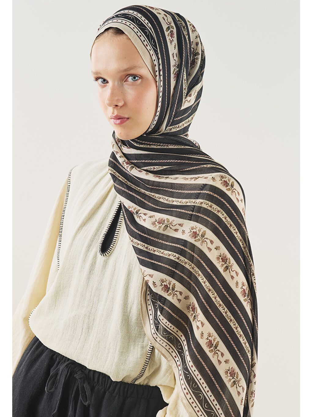 Floral Lines Desen Soft Viskon Şal Siyah-2