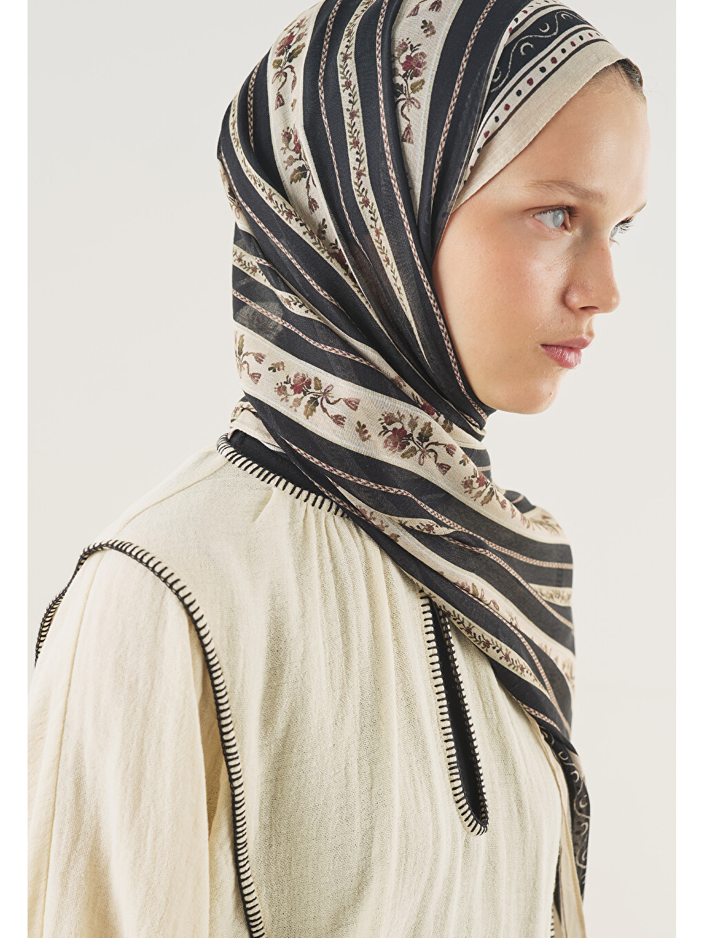 Floral Lines Desen Soft Viskon Şal Siyah-3