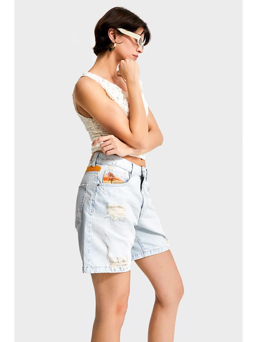 Mavi Kadın Jean Rengi 12s5-99 Midi Boy Mom Fit Nakış Detaylı %100 Pamuk Tasarım Denim Şort-1