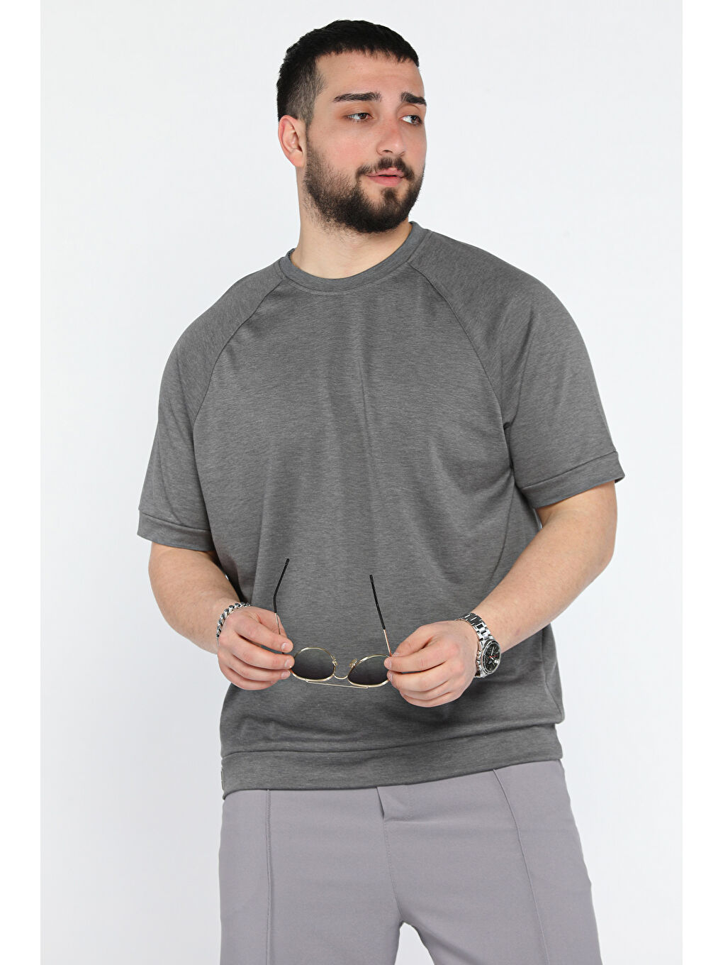 Gri Erkek Bisiklet Yaka Kendinden Desenli Amblem Detaylı Tişört-1