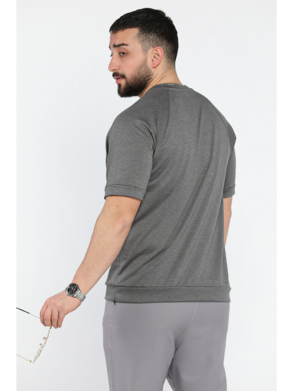 Gri Erkek Bisiklet Yaka Kendinden Desenli Amblem Detaylı Tişört-2