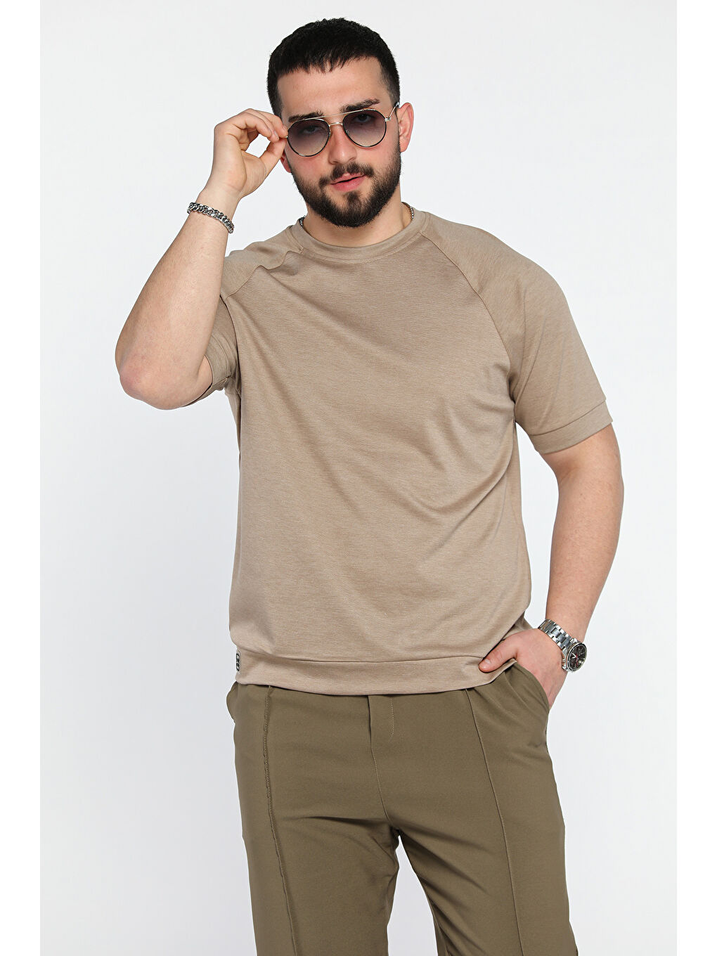 Bej Erkek Bisiklet Yaka Kendinden Desenli Amblem Detaylı Tişört-1