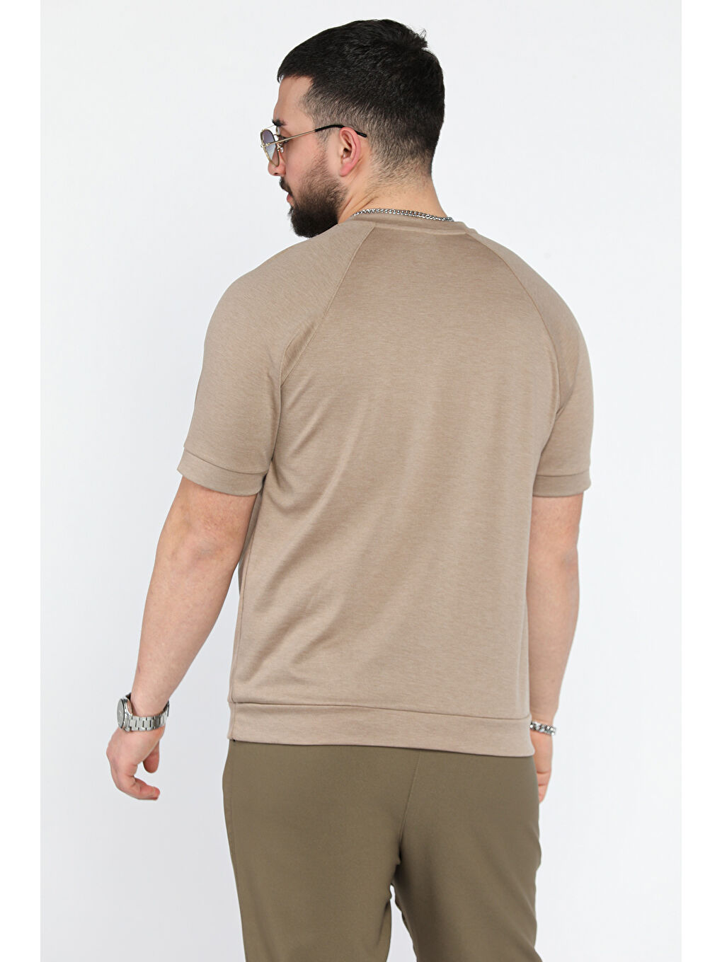 Bej Erkek Bisiklet Yaka Kendinden Desenli Amblem Detaylı Tişört-2
