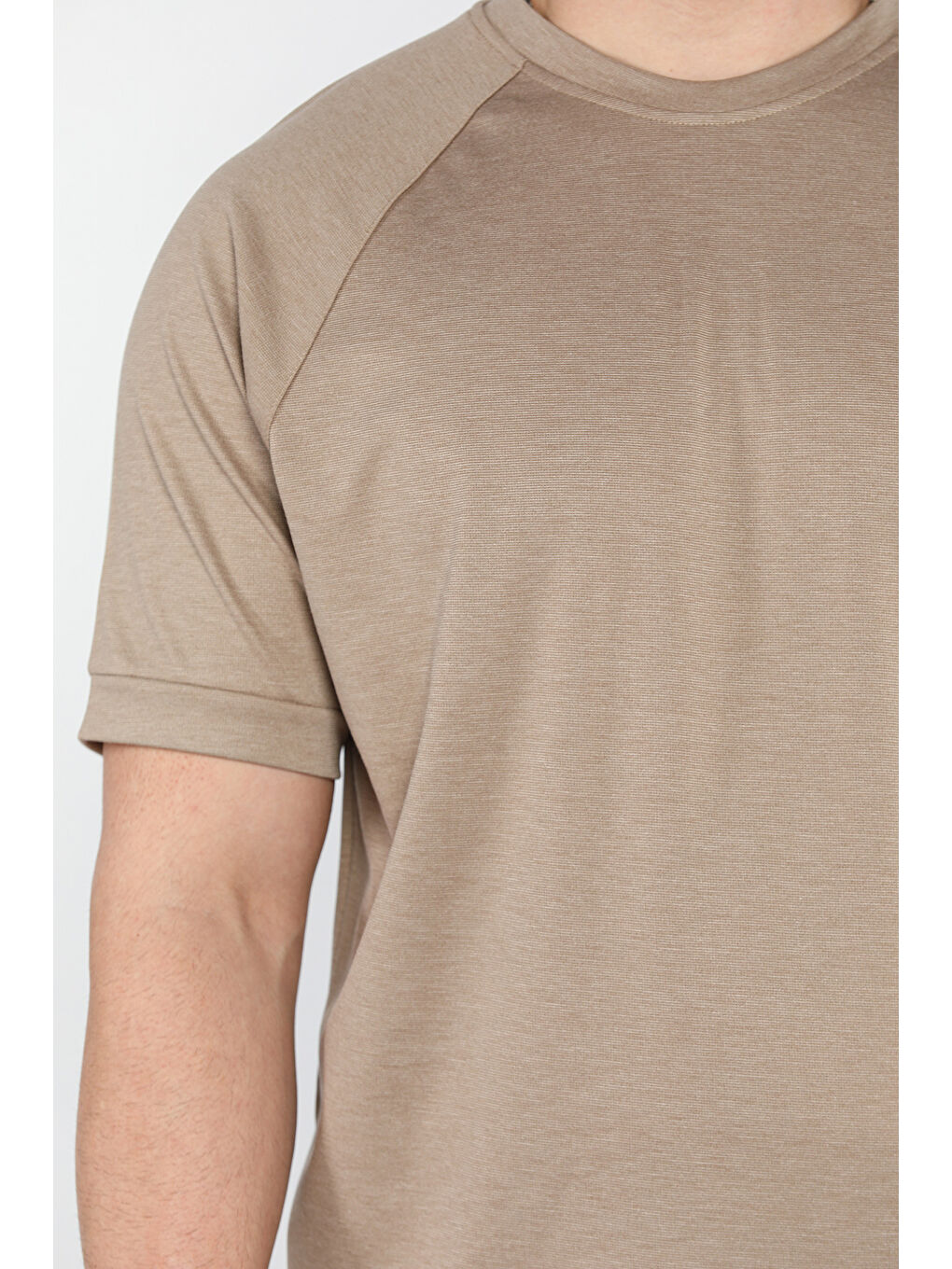 Bej Erkek Bisiklet Yaka Kendinden Desenli Amblem Detaylı Tişört-3