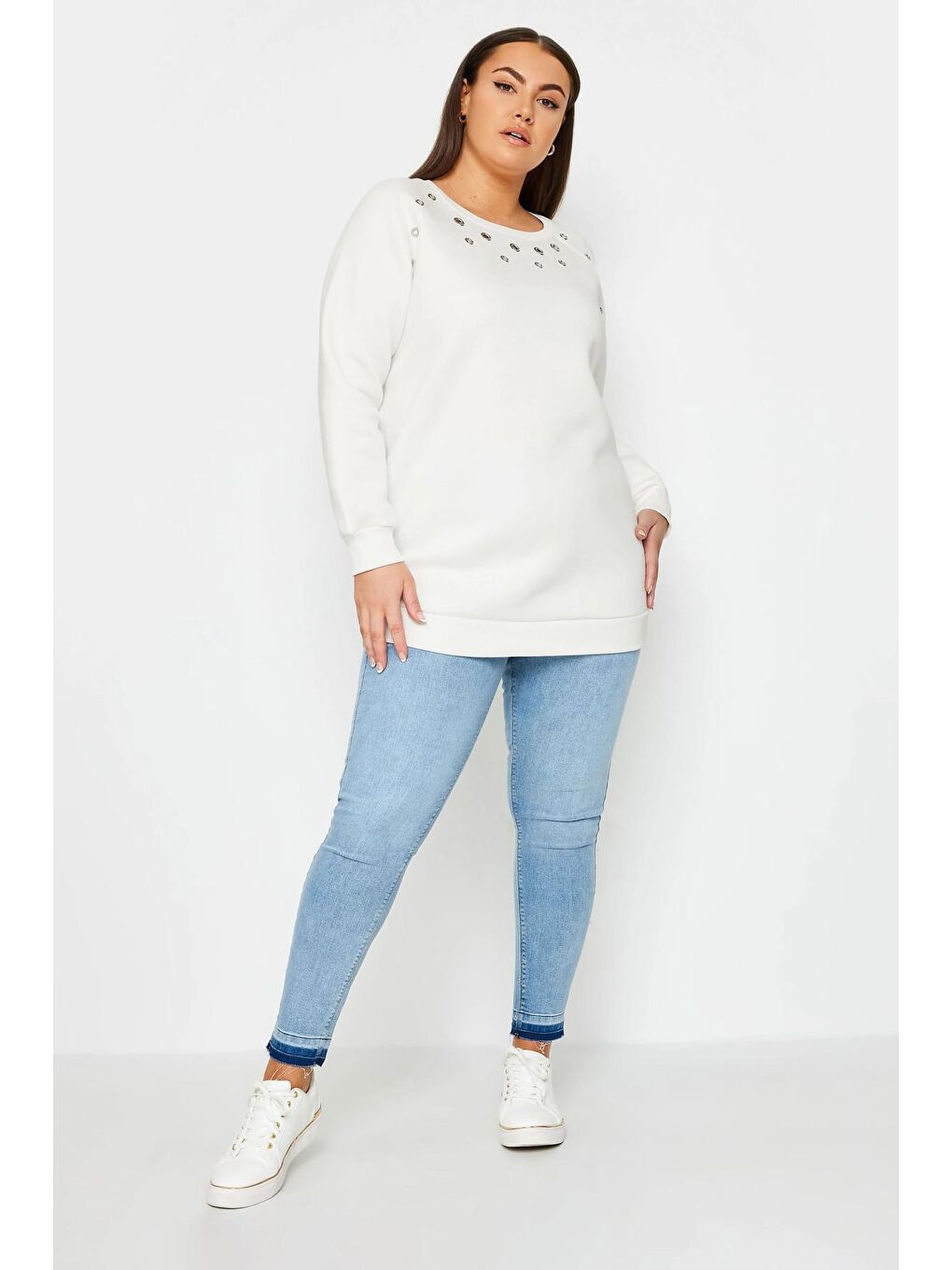 Stil Diva Beyaz Büyük Beden Bisiklet Yaka Kuşgözü Detaylı Uzun Kollu Sweatshirt 302996 - 1