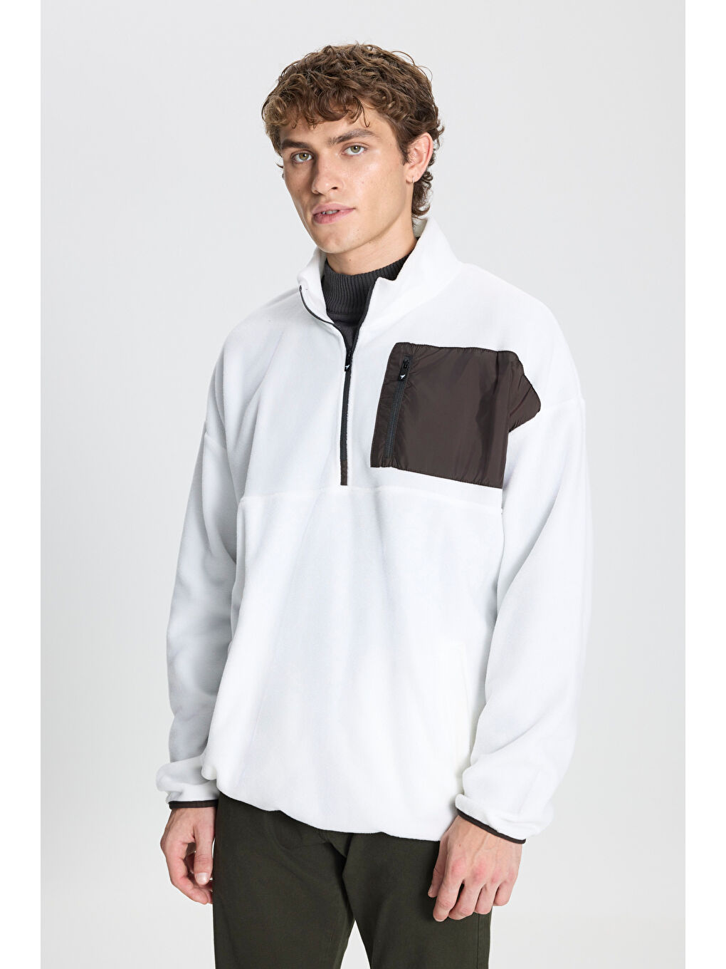 Erkek Beyaz Oversize Bol Kesim Bato Yaka Cep Detaylı Fermuarlı Soğuk Geçirmez Polar Sweatshirt
