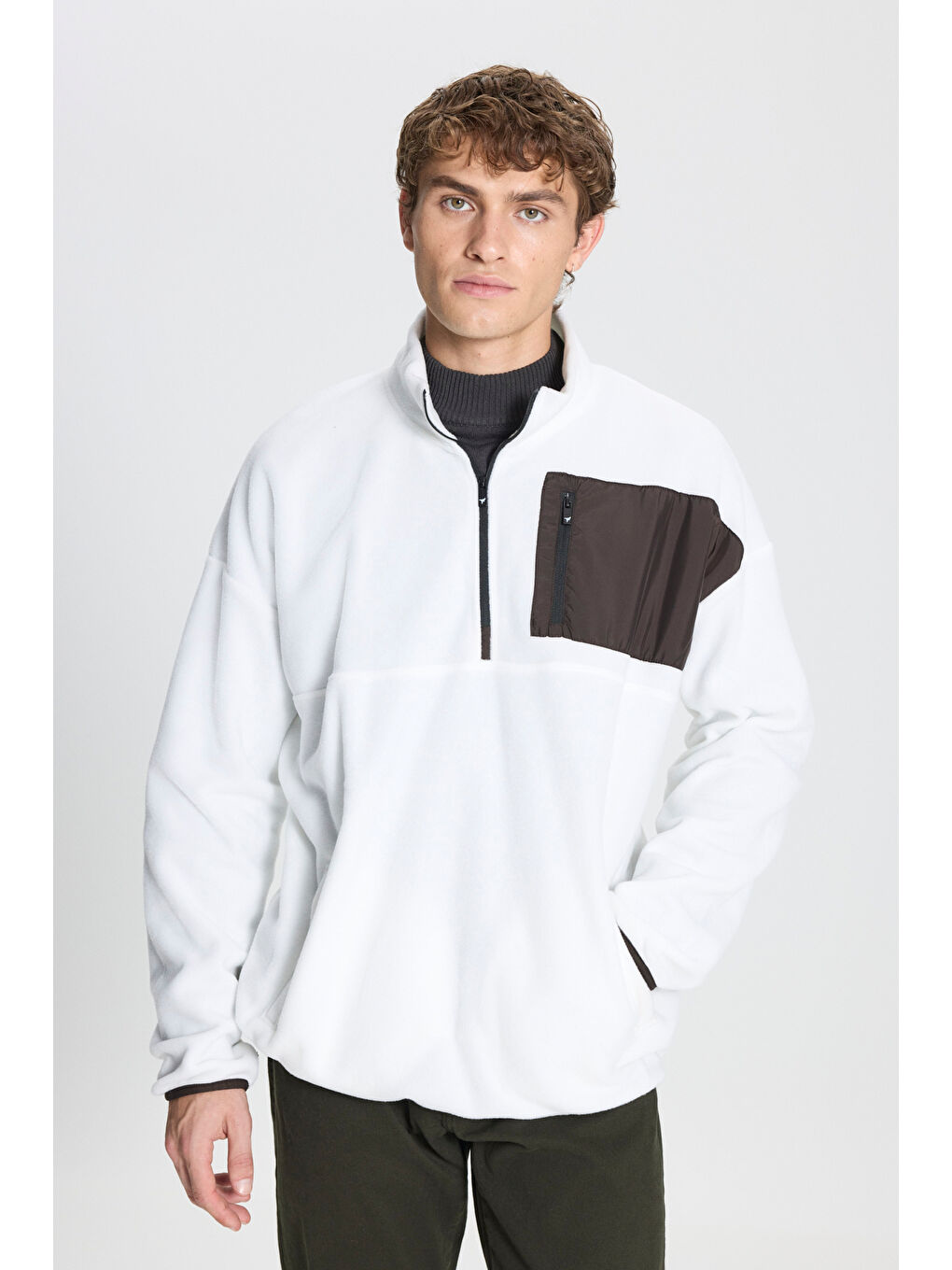 Erkek Beyaz Oversize Bol Kesim Bato Yaka Cep Detaylı Fermuarlı Soğuk Geçirmez Polar Sweatshirt-2