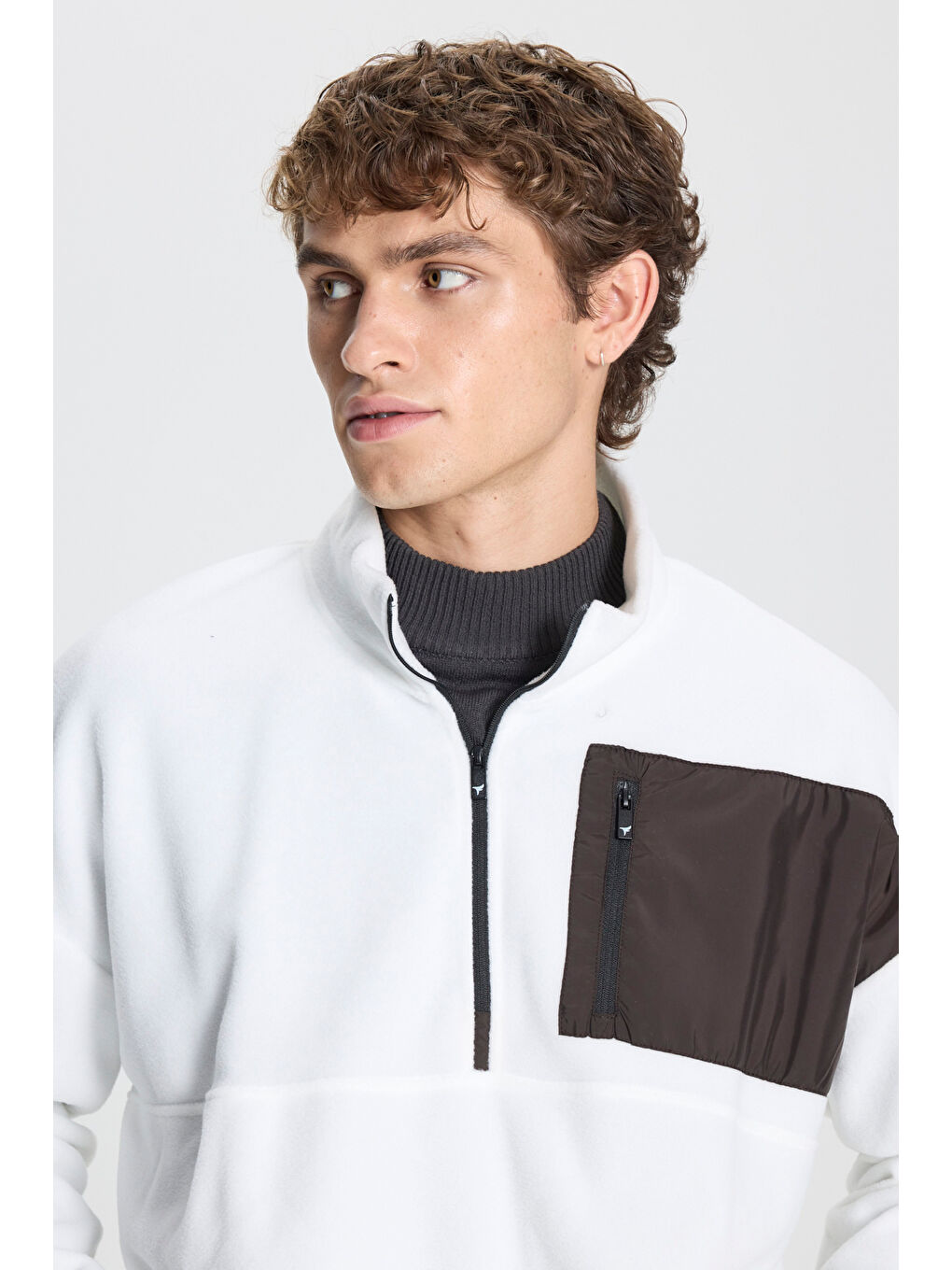 Erkek Beyaz Oversize Bol Kesim Bato Yaka Cep Detaylı Fermuarlı Soğuk Geçirmez Polar Sweatshirt-3