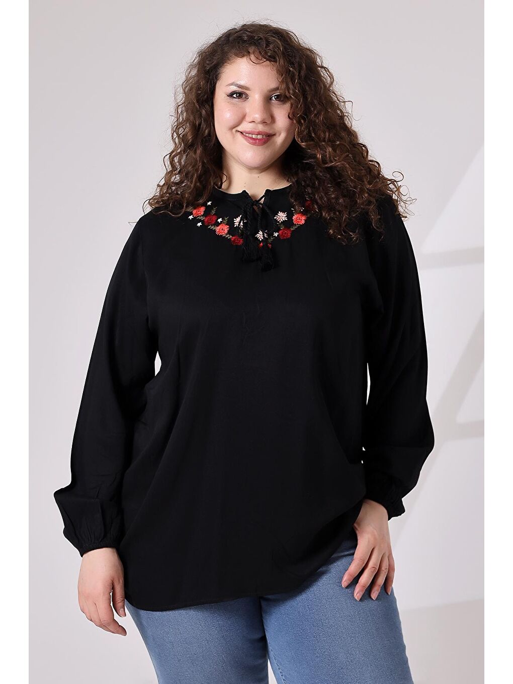 Siyah Yaka Çiçek Nakış Etnik Bluz