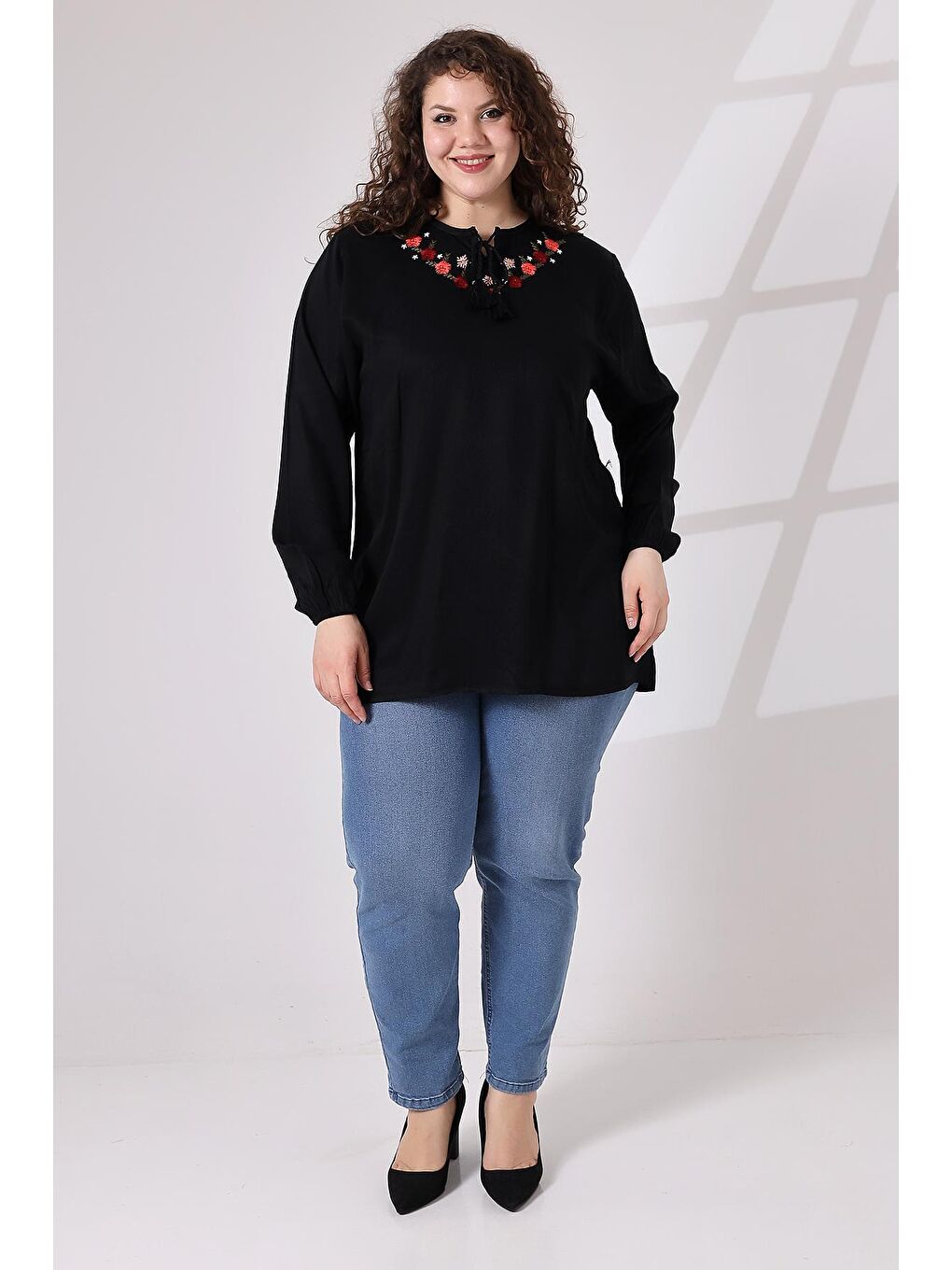 Siyah Yaka Çiçek Nakış Etnik Bluz-1