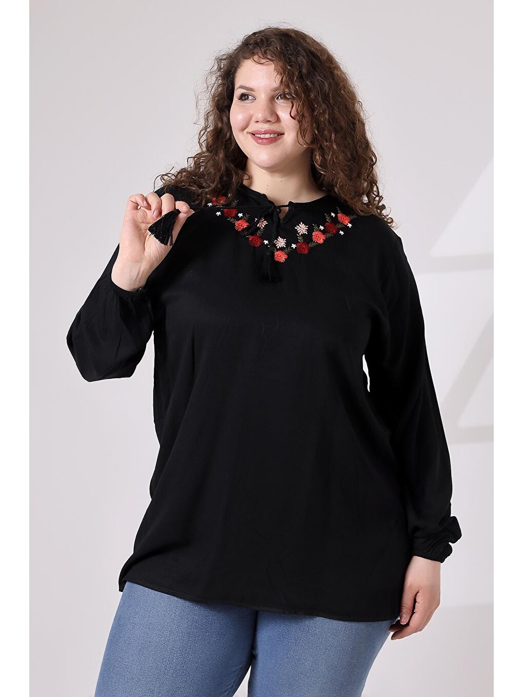 Siyah Yaka Çiçek Nakış Etnik Bluz-2