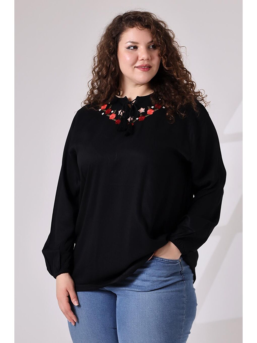 Siyah Yaka Çiçek Nakış Etnik Bluz-3