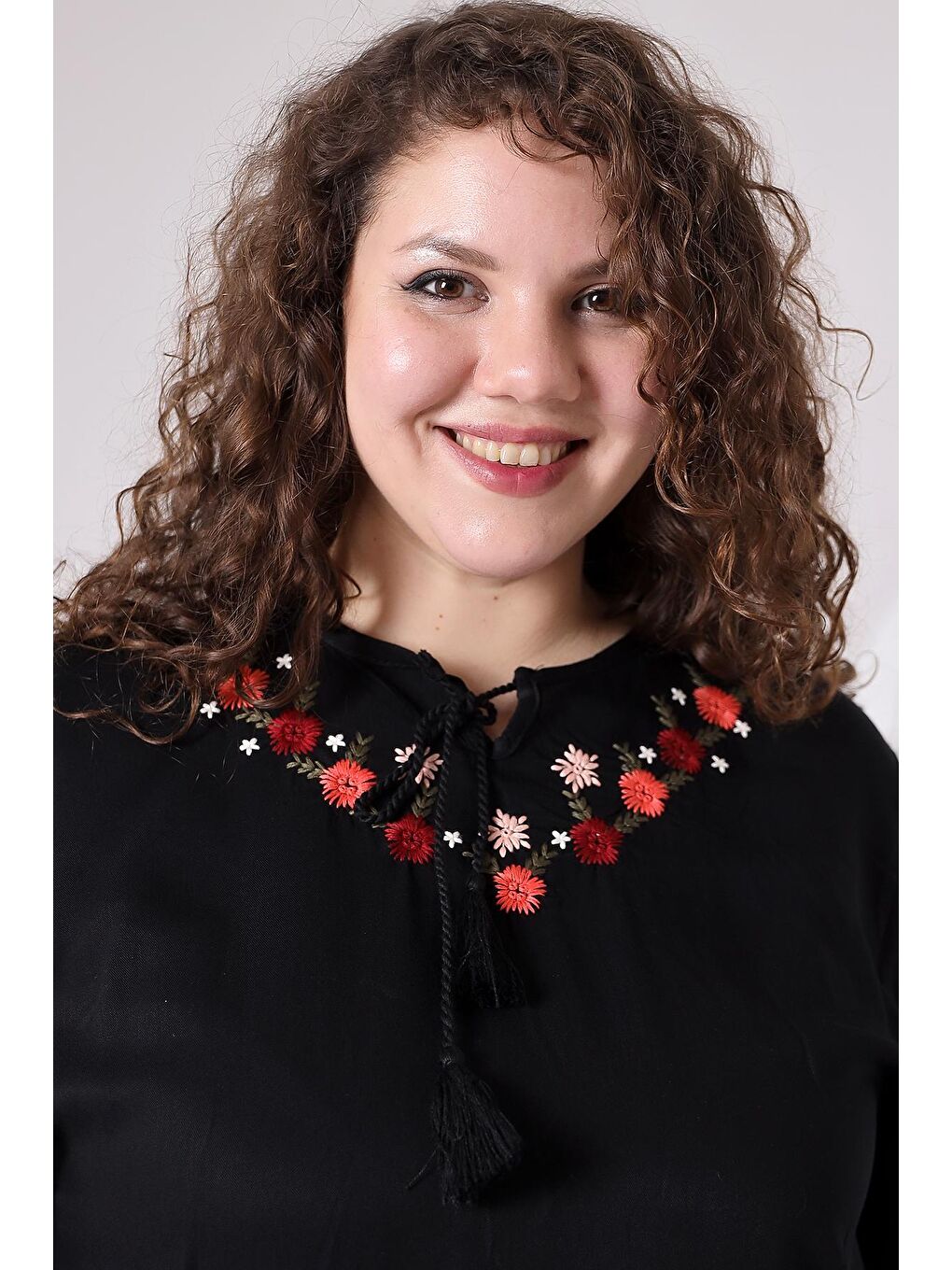 Siyah Yaka Çiçek Nakış Etnik Bluz-4
