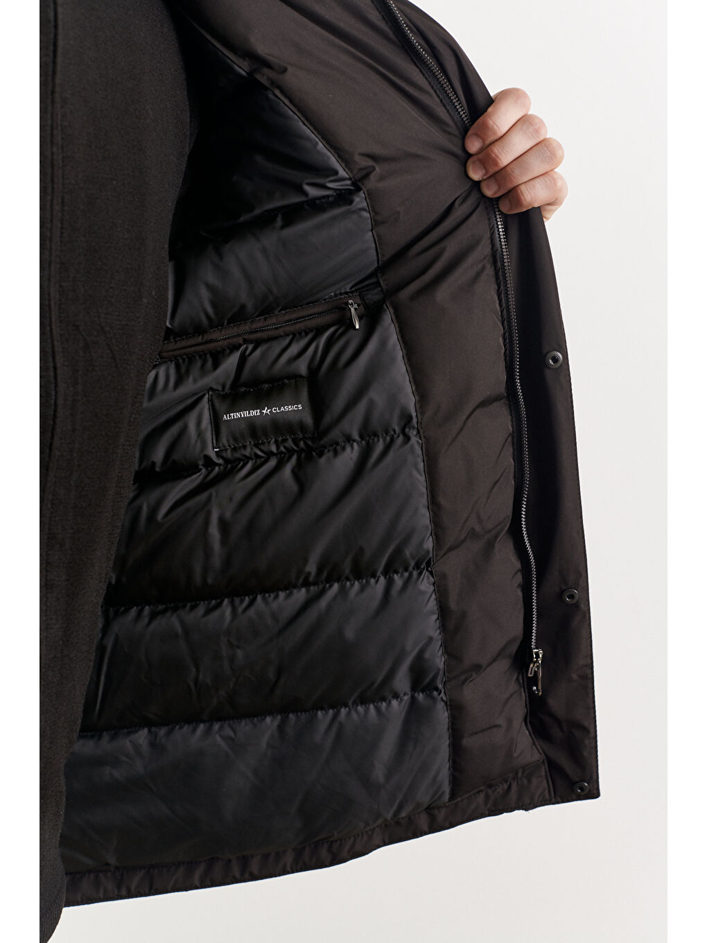 Erkek Siyah Standart Fit Normal Kesim Yaka İçi Kürklü Kışlık Mont-4