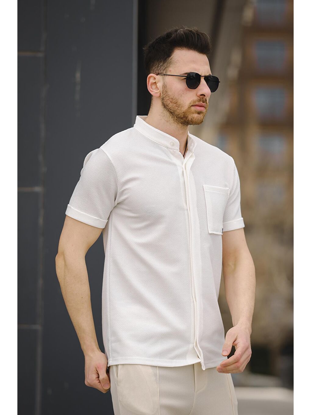 Beyaz Tek Cep Waffle Kumaş Slim Kısa Kol Hakim Yaka Erkek Gömlek-1