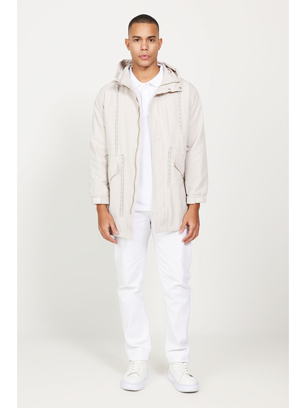 Erkek Bej Standart Fit Normal Kesim Kapüşonlu Ayarlanabilir İpli Cepli Trençkot-1