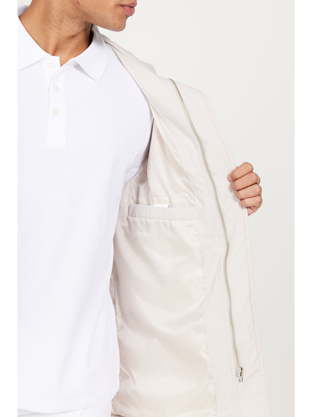 Erkek Bej Standart Fit Normal Kesim Kapüşonlu Ayarlanabilir İpli Cepli Trençkot-4