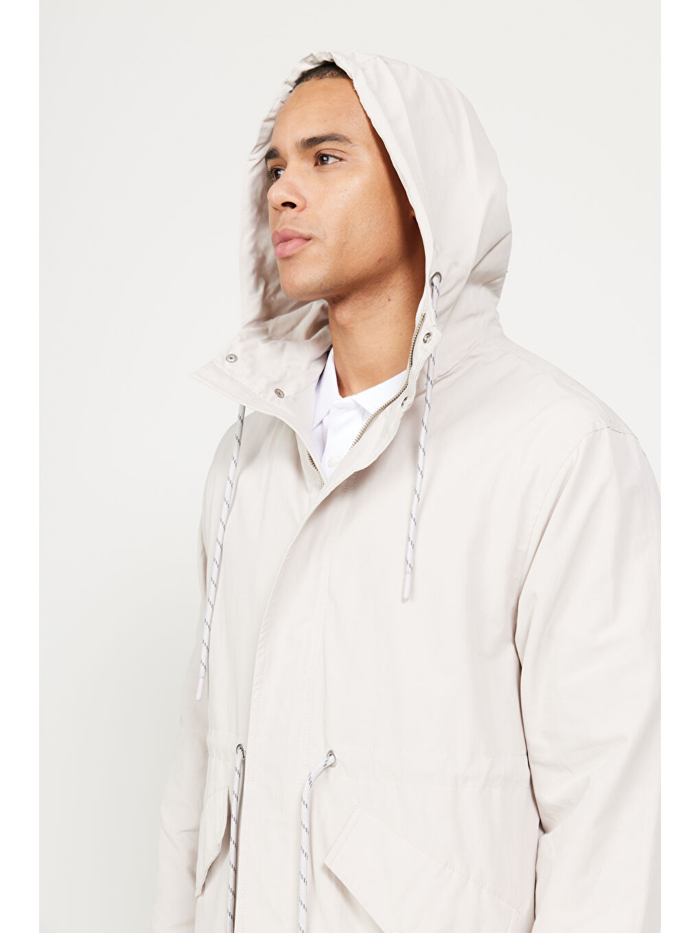 Erkek Bej Standart Fit Normal Kesim Kapüşonlu Ayarlanabilir İpli Cepli Trençkot-5