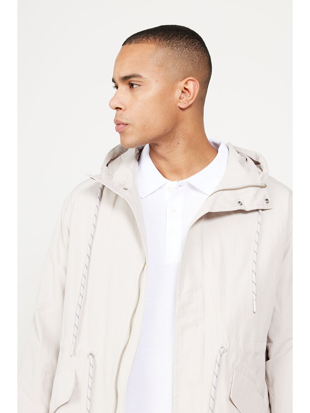 Erkek Bej Standart Fit Normal Kesim Kapüşonlu Ayarlanabilir İpli Cepli Trençkot-6