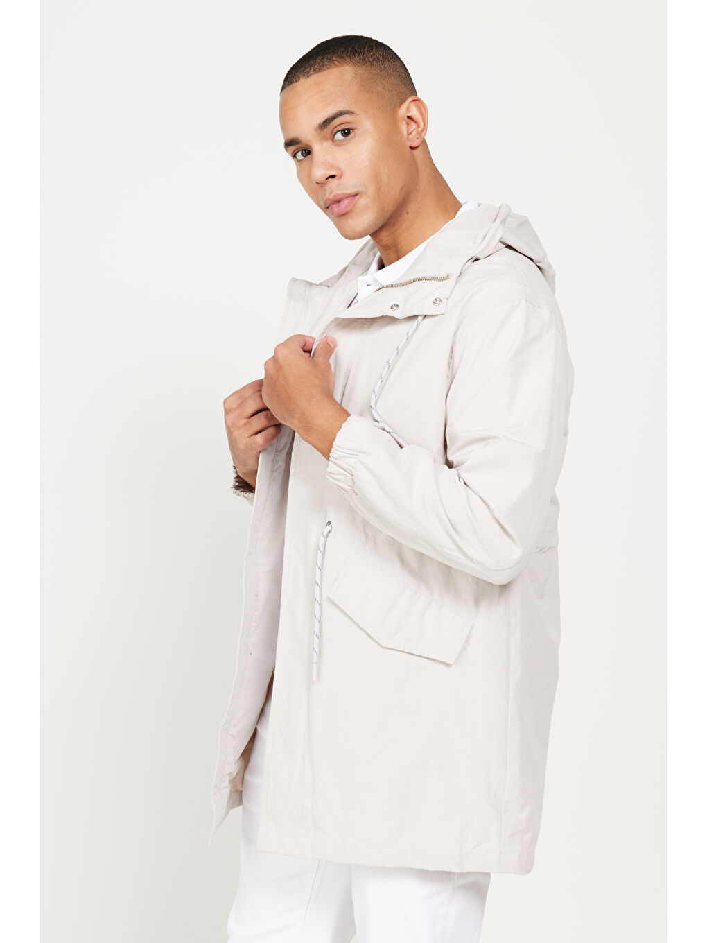 Erkek Bej Standart Fit Normal Kesim Kapüşonlu Ayarlanabilir İpli Cepli Trençkot-7