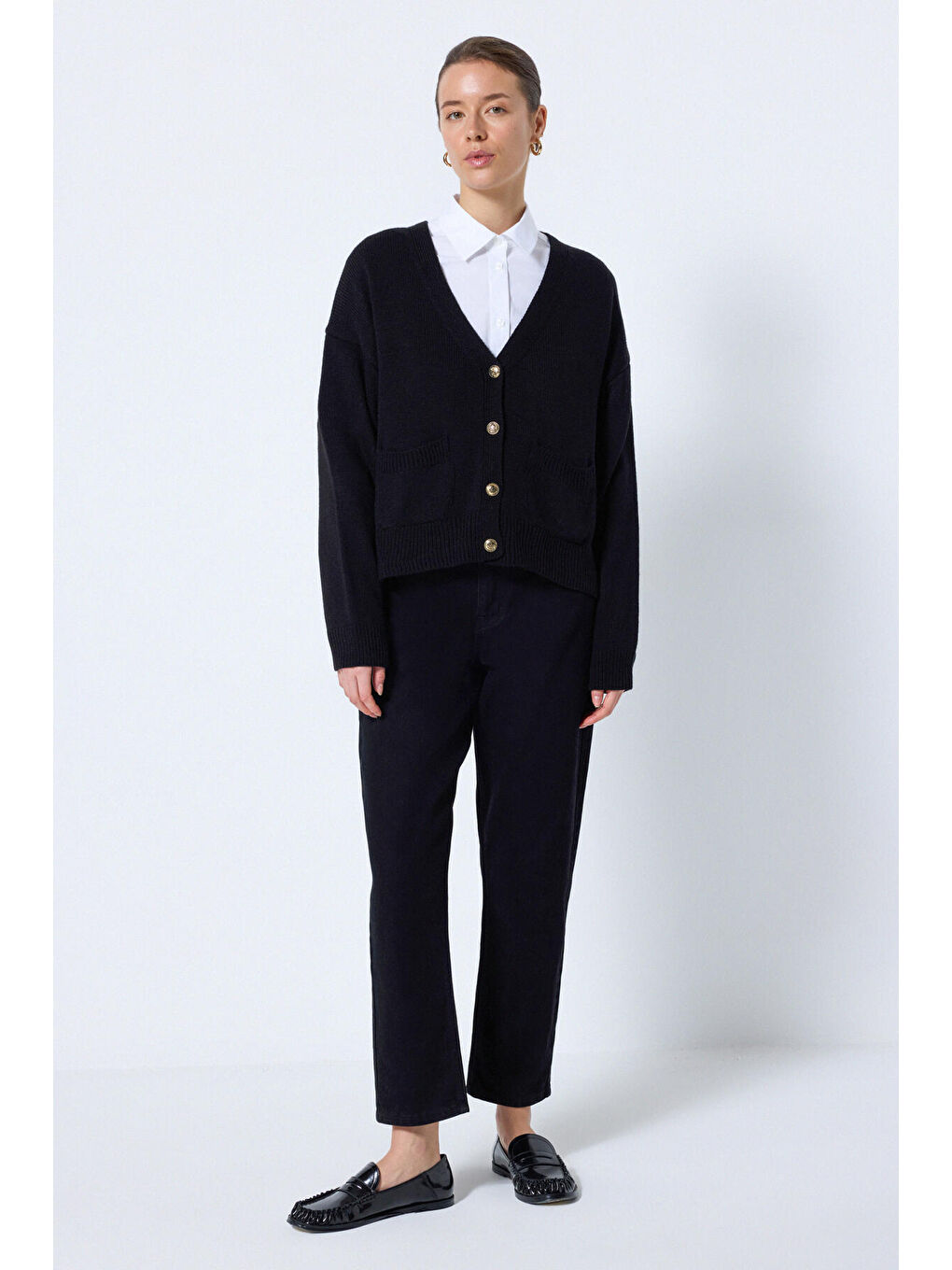 Siyah Düğmeli Cep Detaylı Triko Hırka