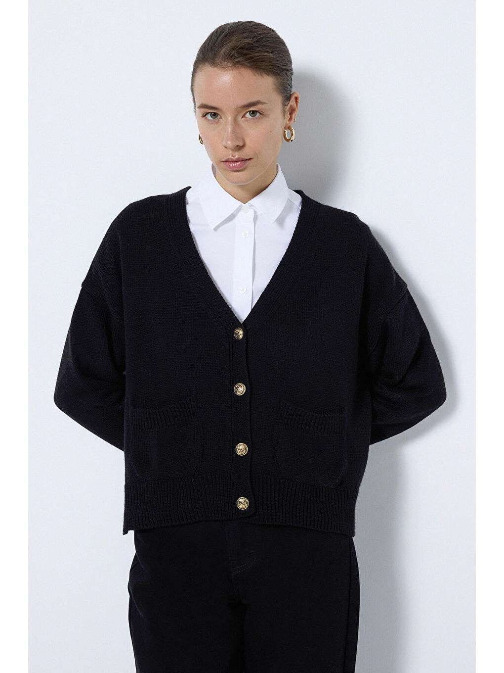 Siyah Düğmeli Cep Detaylı Triko Hırka-1