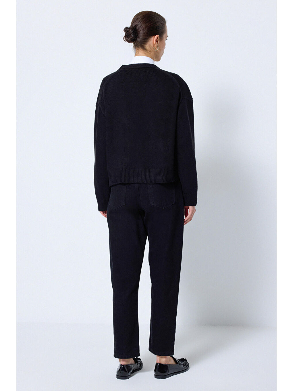 Siyah Düğmeli Cep Detaylı Triko Hırka-2