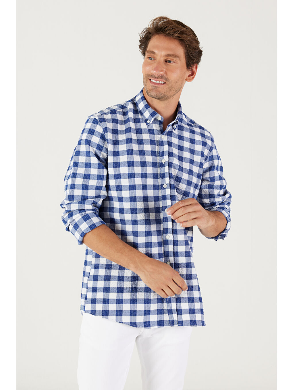 Erkek Beyaz-Lacivert Slim Fit Dar Kesim Düğmeli Yaka Gofre Desenli Gömlek