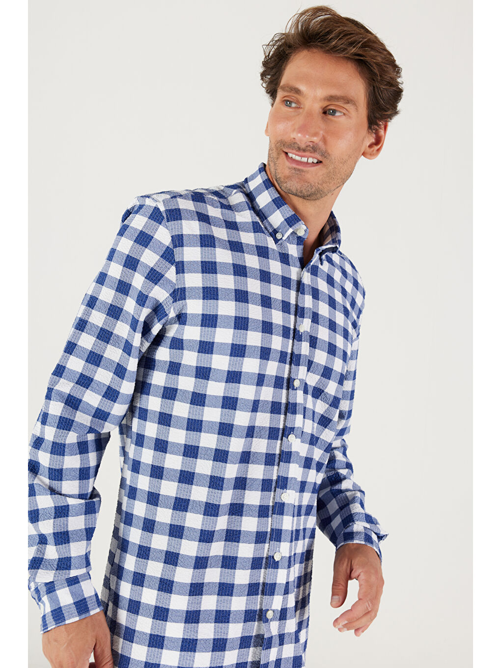 Erkek Beyaz-Lacivert Slim Fit Dar Kesim Düğmeli Yaka Gofre Desenli Gömlek-1