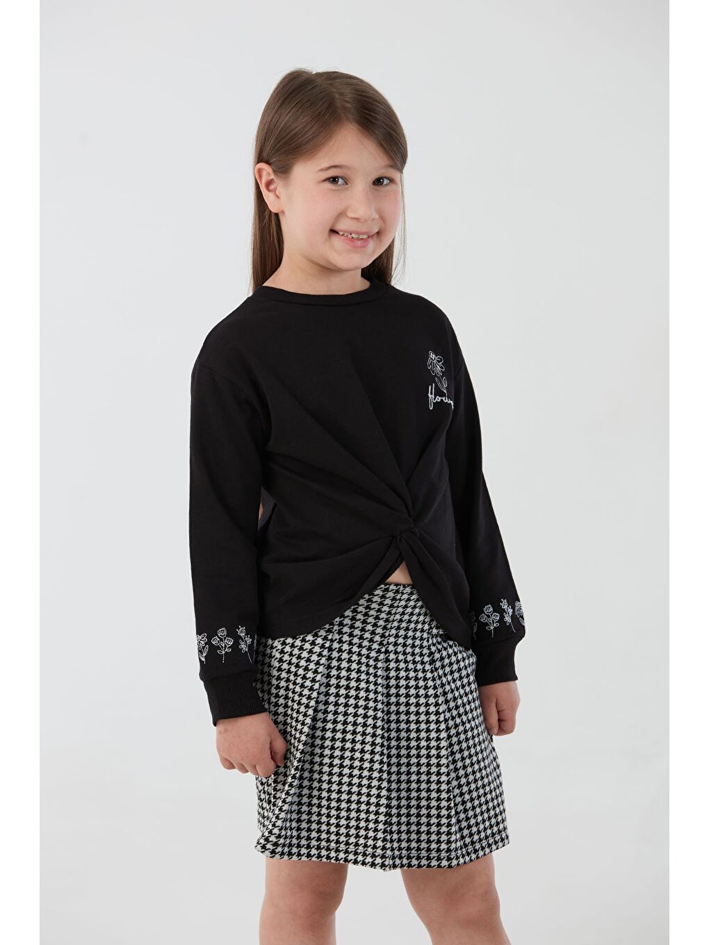 Siyah Çiçek Nakışlı Önü Düğümlü Şortlu 2 Li Kız Çocuk Takım-1