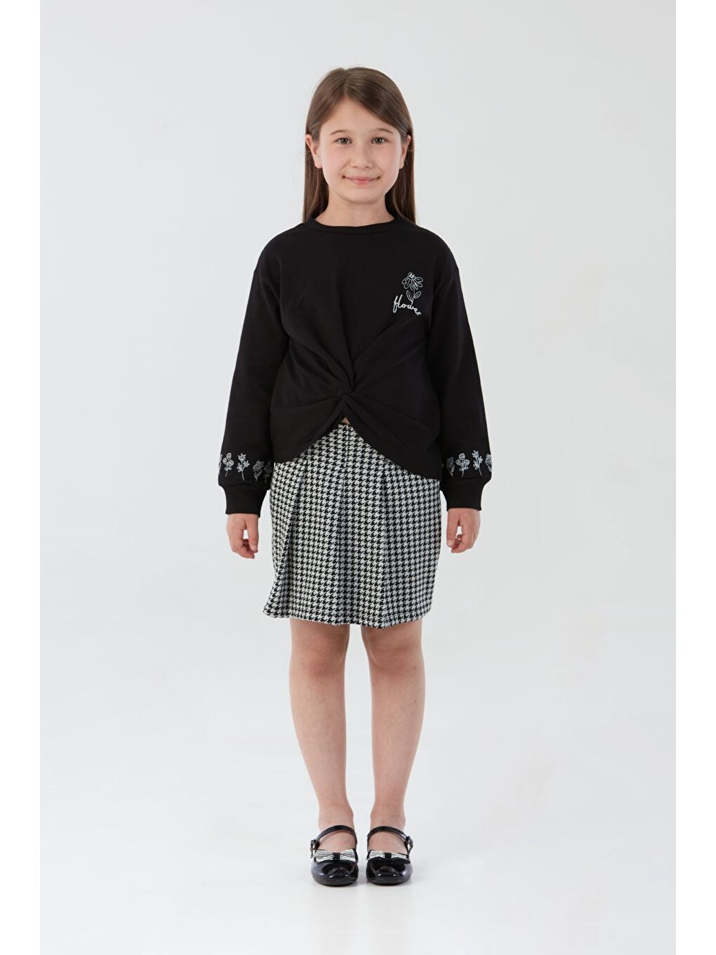 Siyah Çiçek Nakışlı Önü Düğümlü Şortlu 2 Li Kız Çocuk Takım-2