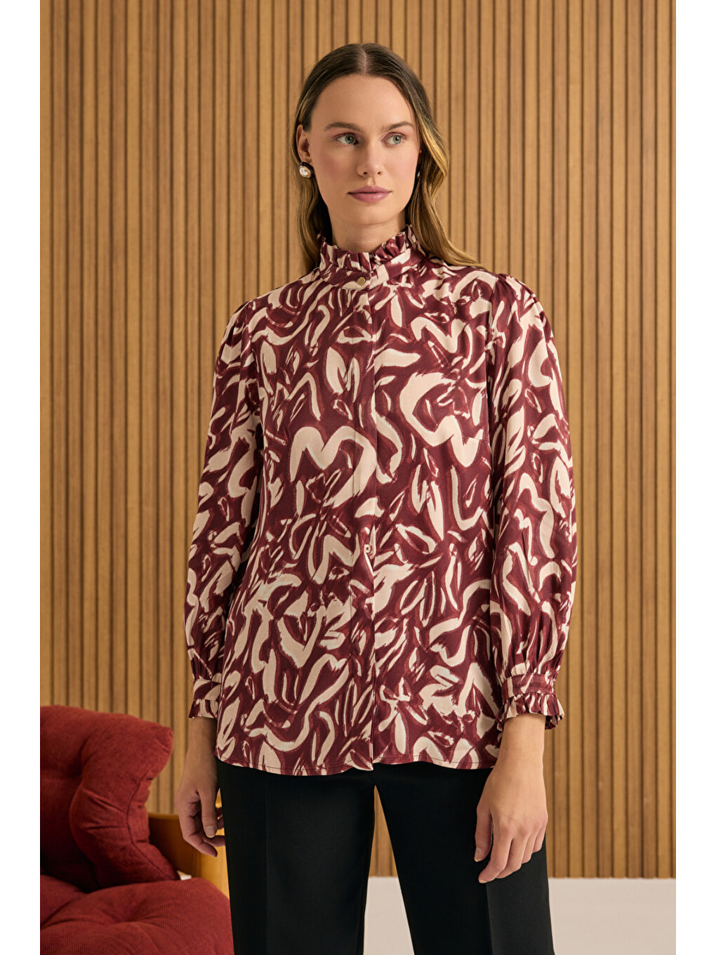 Bordo Desenli Yaka ve Manşeti Fırfır Detaylı Viscon Bluz-1