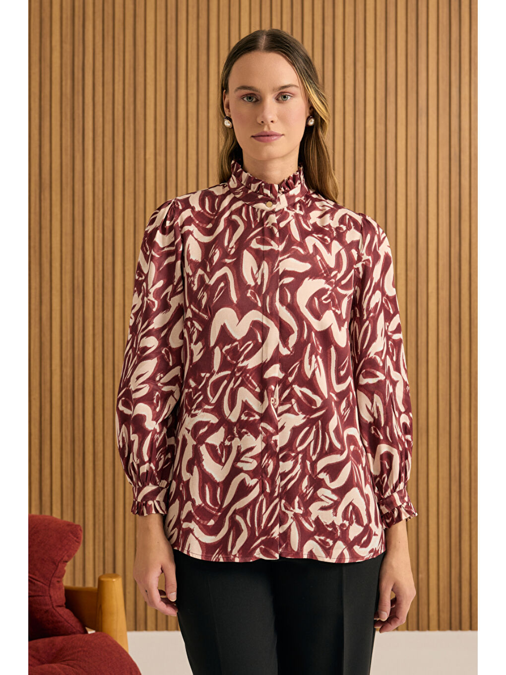 Bordo Desenli Yaka ve Manşeti Fırfır Detaylı Viscon Bluz-2