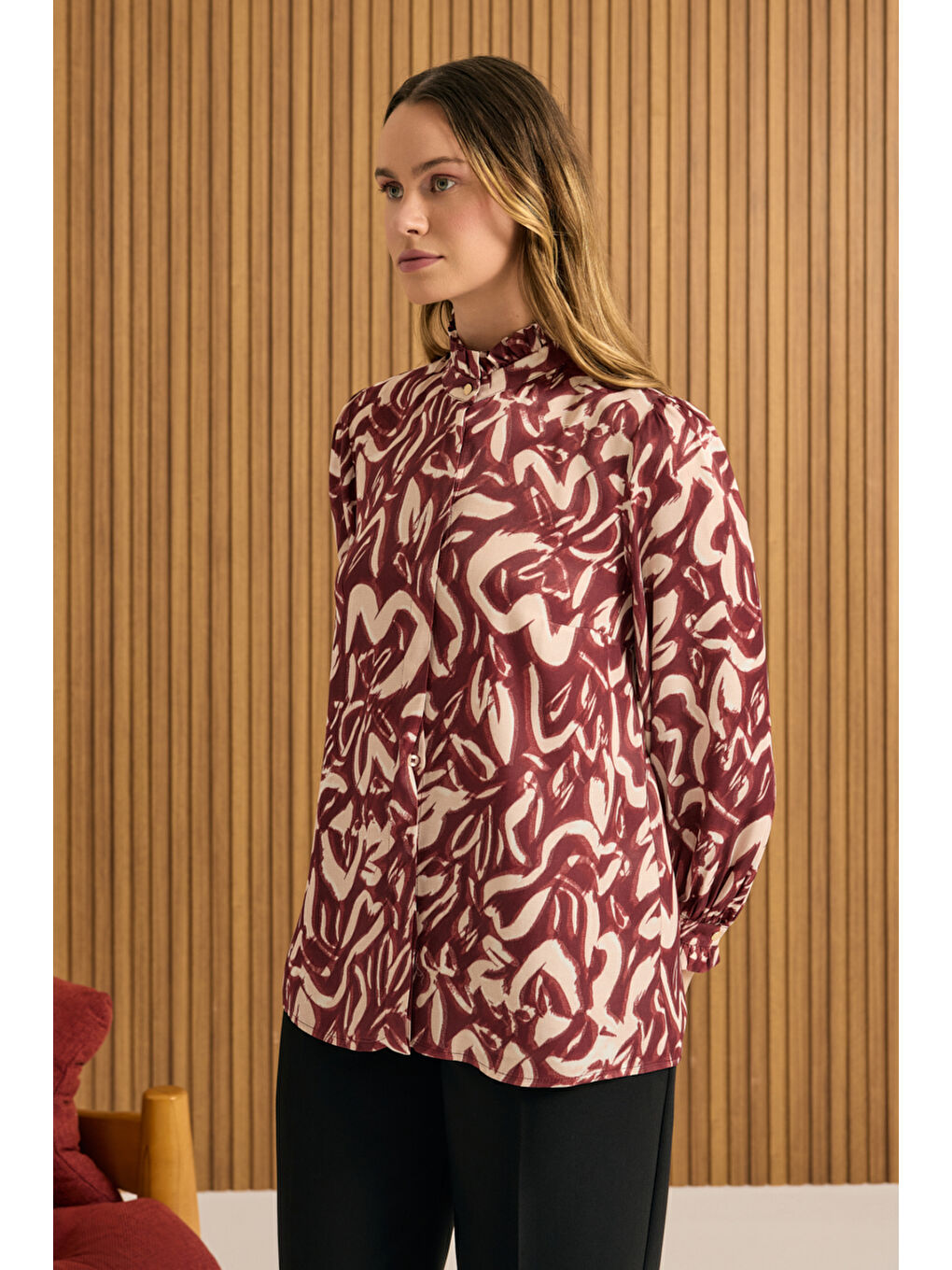 Bordo Desenli Yaka ve Manşeti Fırfır Detaylı Viscon Bluz-3