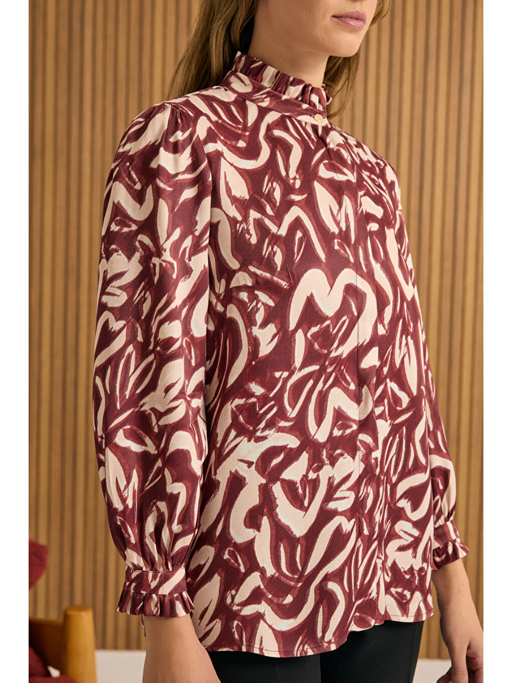 Bordo Desenli Yaka ve Manşeti Fırfır Detaylı Viscon Bluz-4