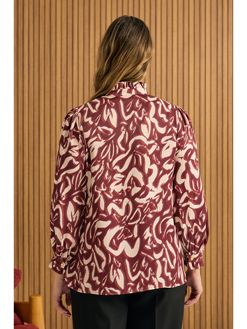 Bordo Desenli Yaka ve Manşeti Fırfır Detaylı Viscon Bluz-5
