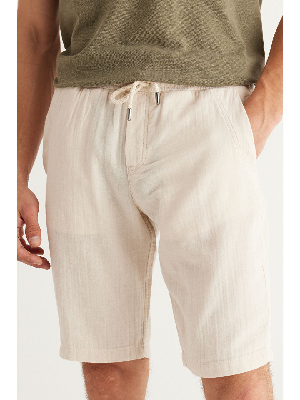 Erkek Bej Slim Fit Dar Kesim Yan Cepli %100 Pamuk Müslin Desenli Şort-4