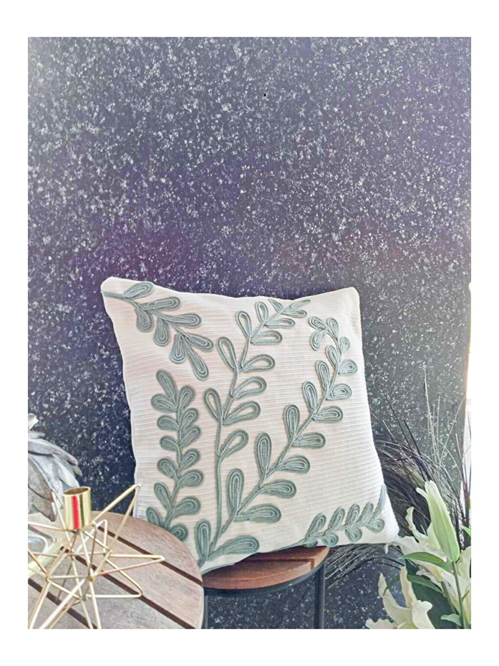 Yeşil Yaprak Nakış İşlemeli Dekoratif Beyaz Kırlent | Fermuarlı | 45 X 45 cm