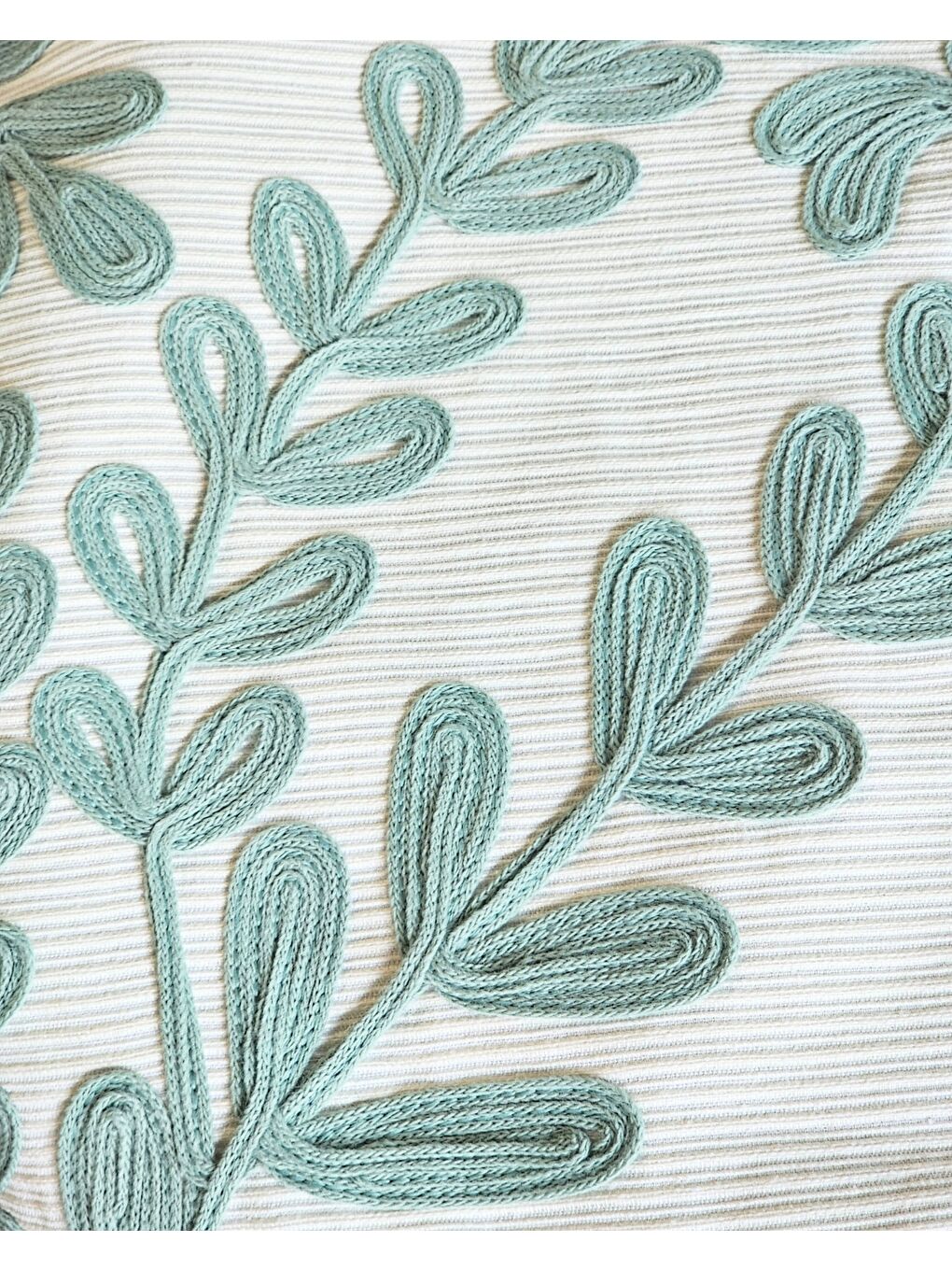 Yeşil Yaprak Nakış İşlemeli Dekoratif Beyaz Kırlent | Fermuarlı | 45 X 45 cm-2