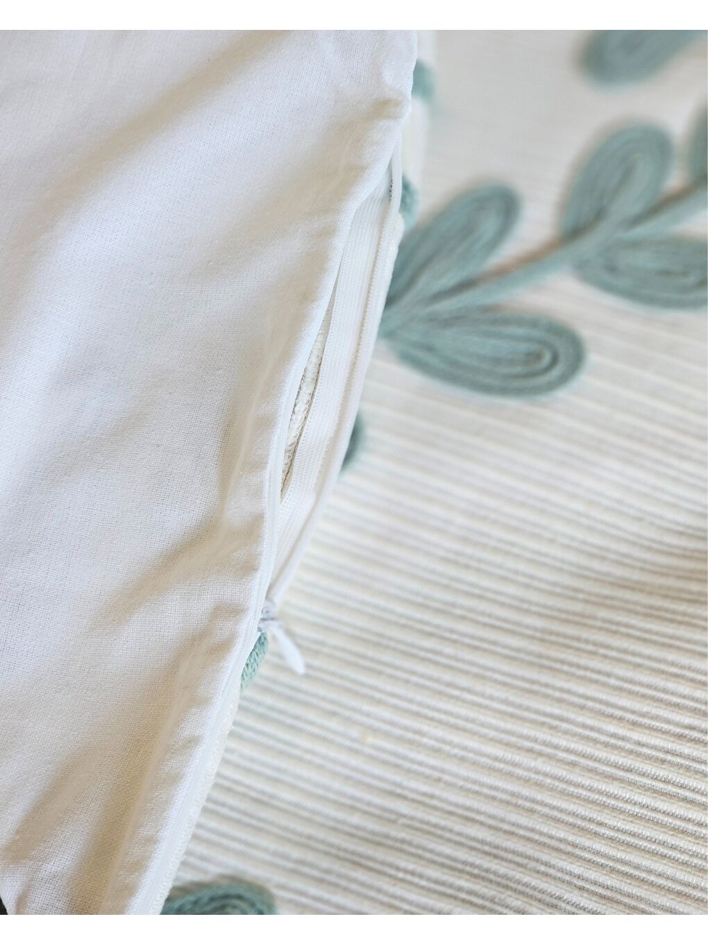 Yeşil Yaprak Nakış İşlemeli Dekoratif Beyaz Kırlent | Fermuarlı | 45 X 45 cm-3