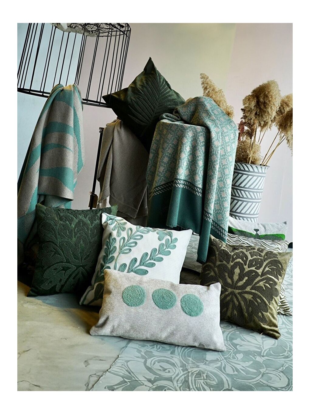 Yeşil Yaprak Nakış İşlemeli Dekoratif Beyaz Kırlent | Fermuarlı | 45 X 45 cm-4