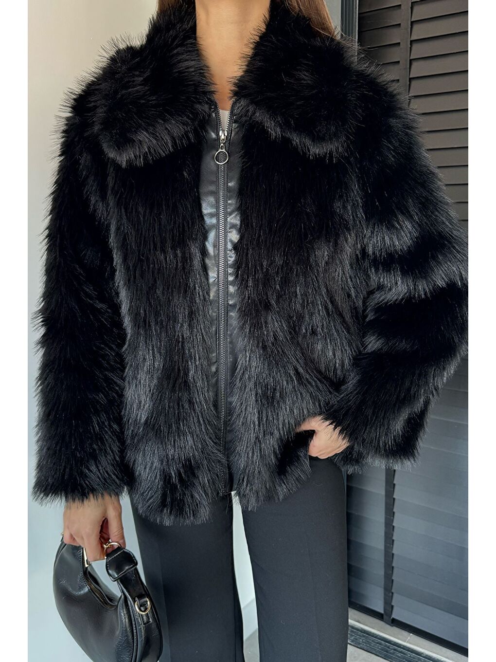 Siyah Kadın Ön Fermuarlı Saçaklı Kürklü Mont