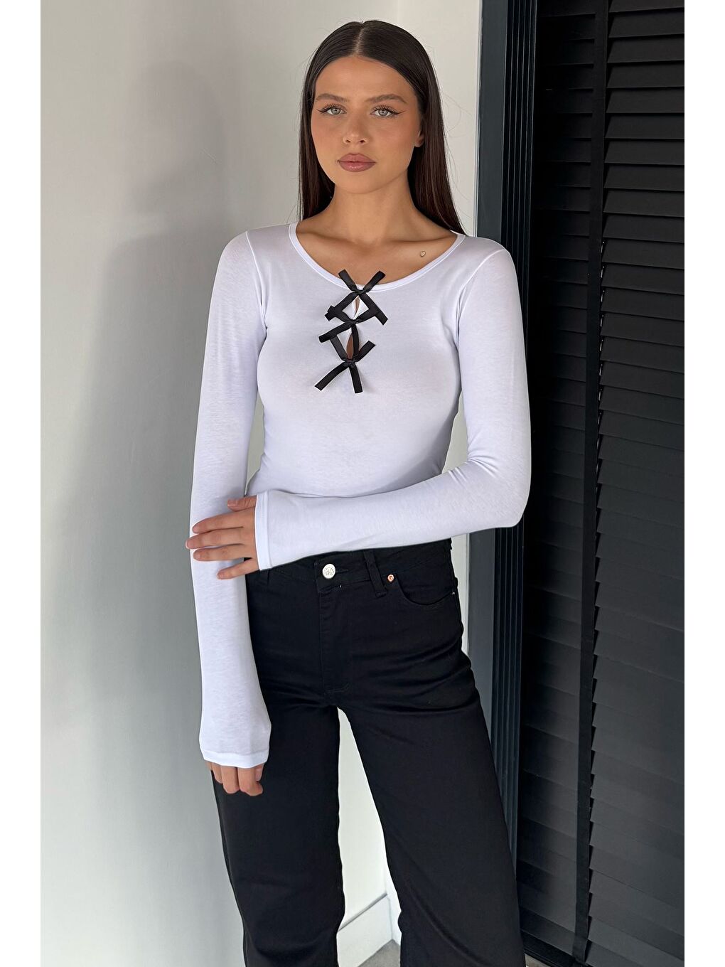 Beyaz Önü Fiyonk Detaylı Uzun Kol Kadın Body Bluz