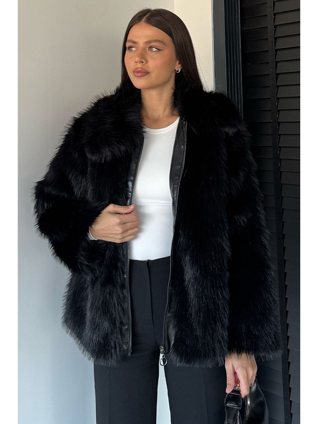 Siyah Kadın Ön Fermuarlı Saçaklı Kürklü Mont-1