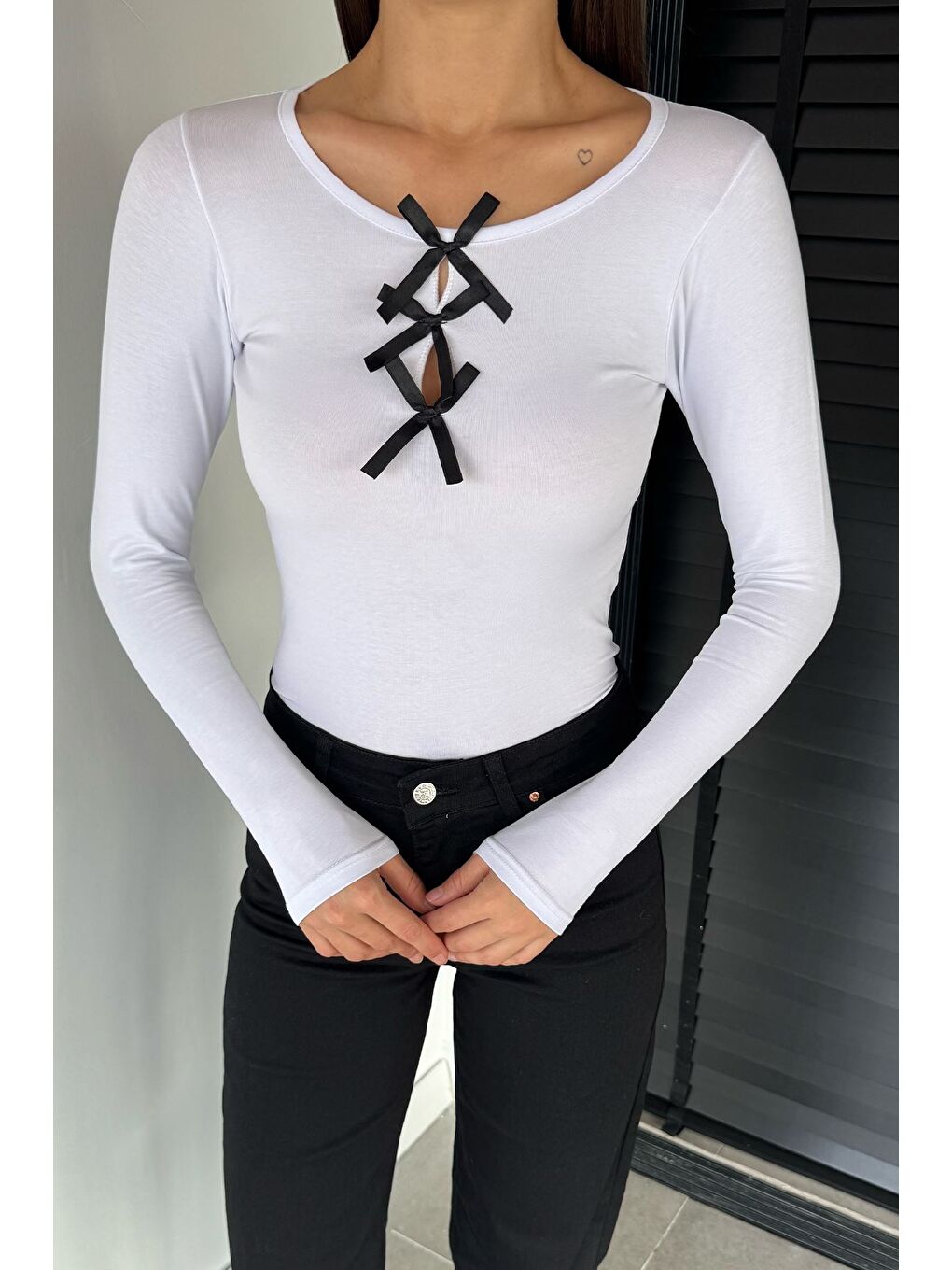 Beyaz Önü Fiyonk Detaylı Uzun Kol Kadın Body Bluz-1