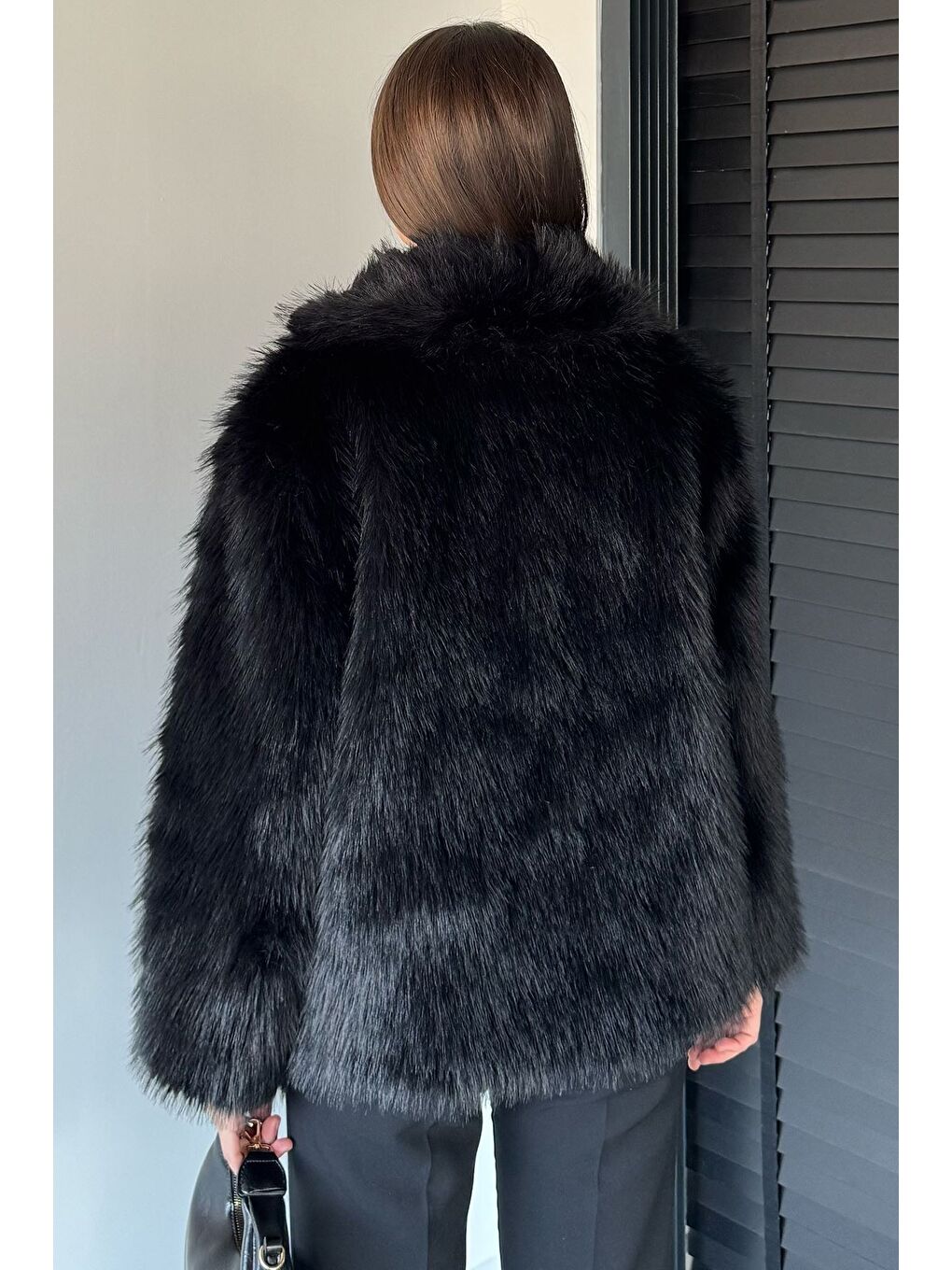 Siyah Kadın Ön Fermuarlı Saçaklı Kürklü Mont-3